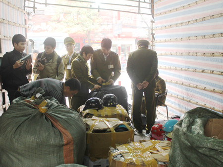 Lực lượng chức năng kiểm tra cơ sở sản xuất mú bảo hiểm dởm ở phố Chùa Bộc