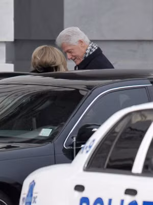 Cựu tổng thống Mỹ Bill Clinton tới Tòa nhà Quốc hội Mỹ, nơi ông Obama sẽ chính thức tuyên thệ nhậm chức nhiệm kỳ thứ hai. Trong chiến dịch vận động tranh cử của Obama, ông Clinton góp phần quan trọng với những phát ngôn ấn tượng