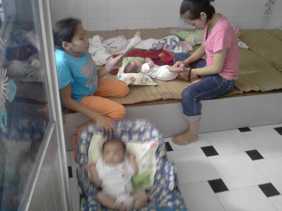 Chị Tuyền cho các bé đi ngủ 