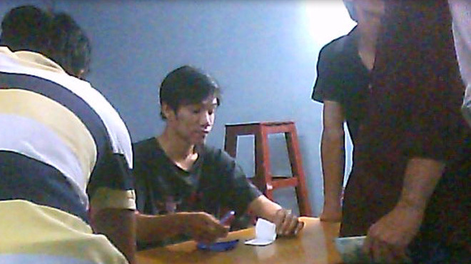 Đối tượng tên Công trong đường dây của lò cá độ Quẹo nhận tiền cá độ đêm 11-6. Ảnh: Anh Thoa (trích từ video clip). Đối tượng tên Công trong đường dây của lò cá độ Quẹo nhận tiền cá độ đêm 11-6. Ảnh: Anh Thoa (trích từ video clip)