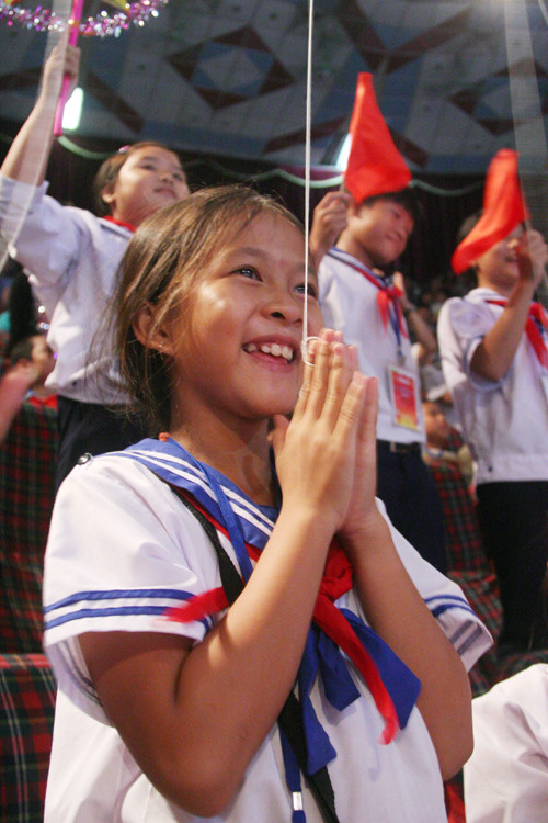 Các tiết mục mang đến các em những nụ cười (trong ảnh là em Nguyễn Kim Hồng - một trong 10 em nhỏ đến từ huyện đảo Trường Sa).