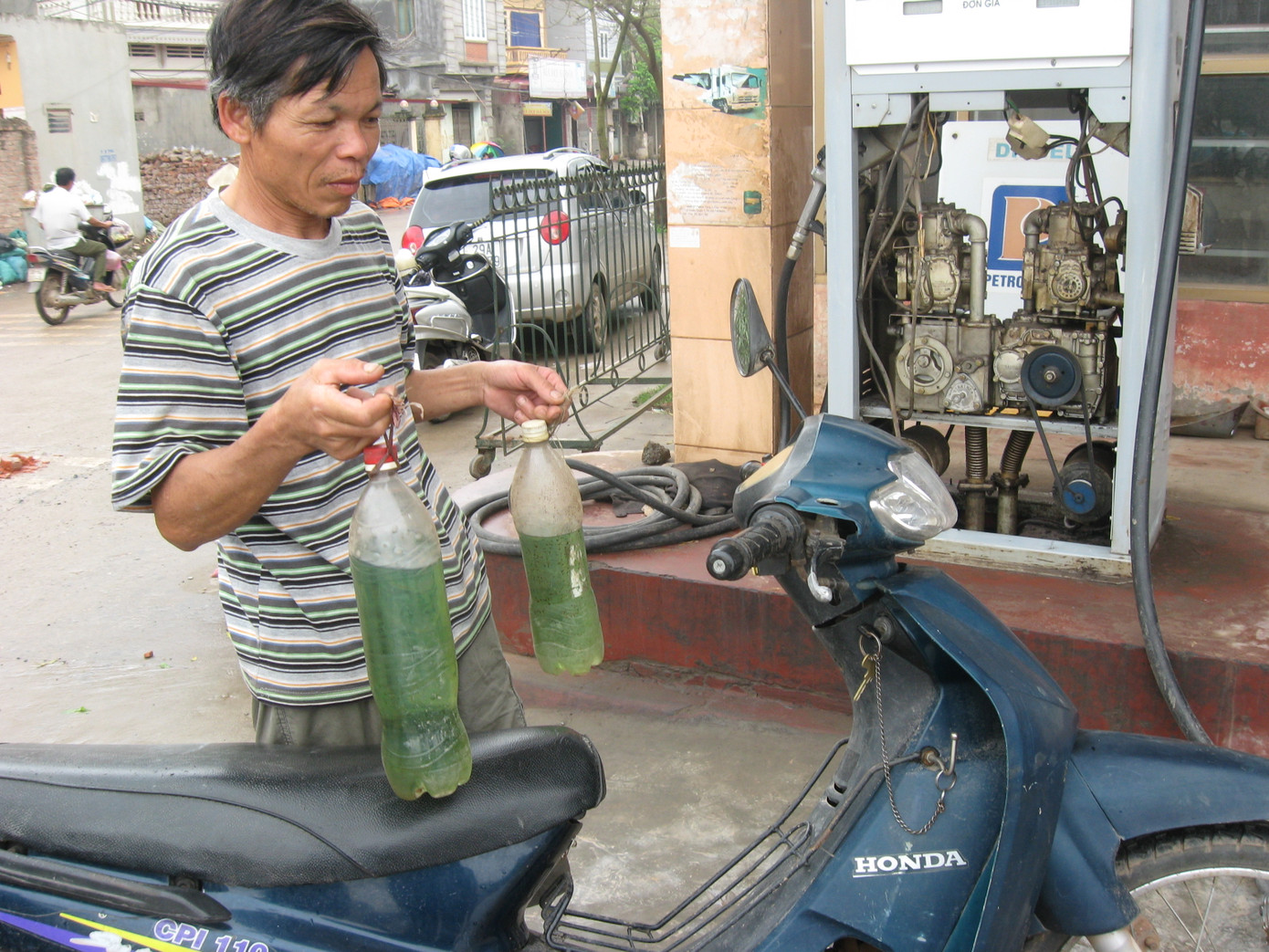 Mua được xăng không phải là điều dễ dàng