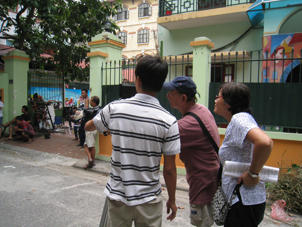 Đạo diễn Nhuệ Giang chỉ đạo tại phim trường Không có Eva. Ảnh: HD