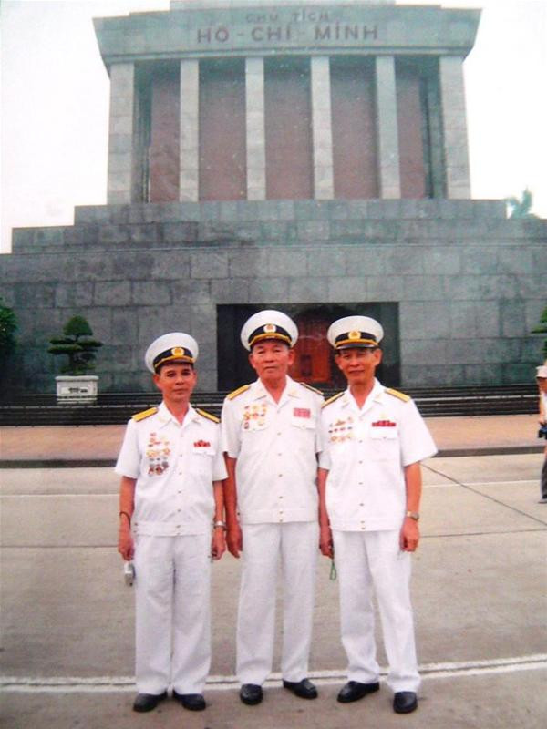 Từ phải qua: Đại tá Phạm Duy Tam, Nguyễn Văn Đức và Nguyễn Xuân Thơm (các thuyền trưởng tàu không số khác) trong một lần thăm Lăng Bác (Ảnh: Nhân vật cung cấp) Từ phải qua: Đại tá Phạm Duy Tam, Nguyễn Văn Đức và Nguyễn Xuân Thơm (các thuyền trưởng tàu không số khác) trong một lần thăm Lăng Bác (Ảnh: Nhân vật cung cấp)