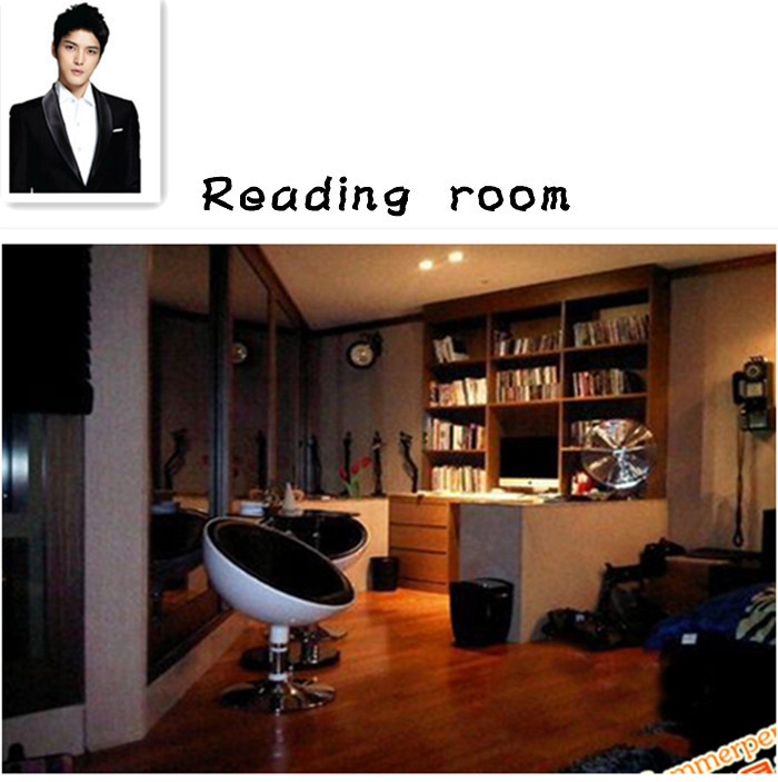 Phòng khách của anh chàng độc thân nhưng không hề xuề xòa. Phòng sách - không gian yên tĩnh.