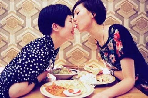 Bộ ảnh ghi lại những khoảnh khắc đời thường của một cặp đôi đồng tính nữ.