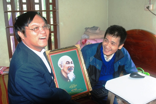 Anh Nguyễn Mạnh Cường trở thành tấm gương điển hình của NKT vươn lên làm giàu và tạo việc làm cho những người đồng cảnh. (Nguồn Internert)