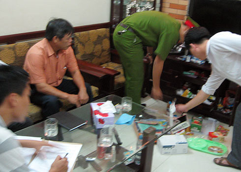 Nhà chức trách đang thực hiện lệnh khám xét. Ảnh: Thái Thịnh