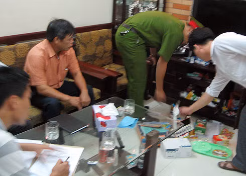 Nhà chức trách đang thực hiện lệnh khám xét. Ảnh: Thái Thịnh