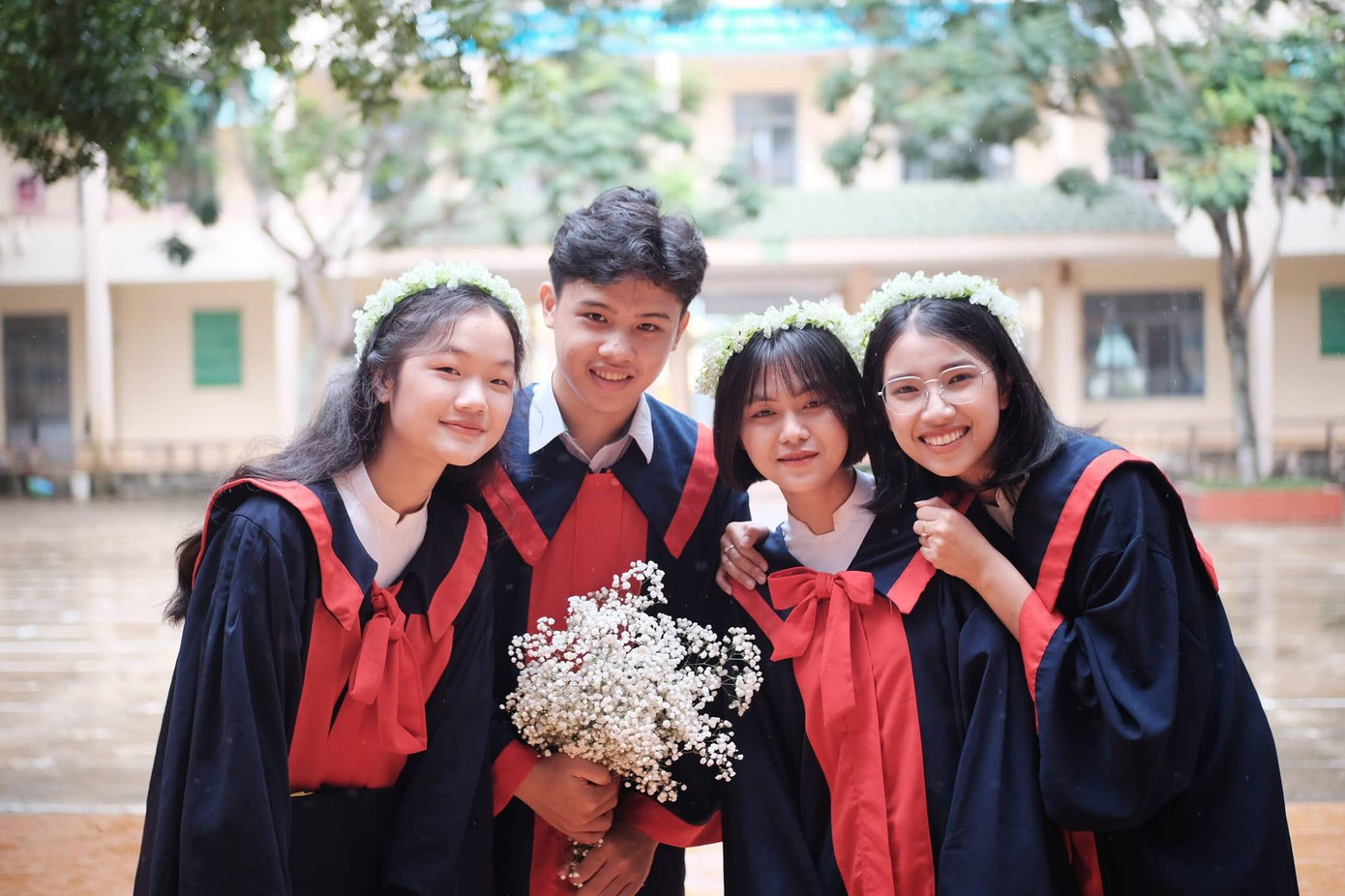 Phương (ngoài cùng bên trái) chụp kỷ yếu cùng các bạn. Ảnh: NVCC