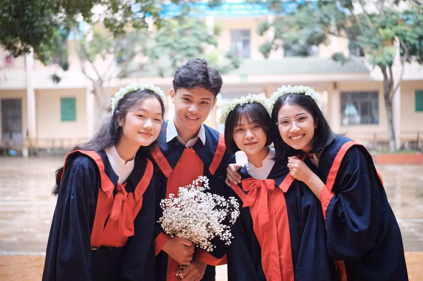 Phương (ngoài cùng bên trái) chụp kỷ yếu cùng các bạn. Ảnh: NVCC