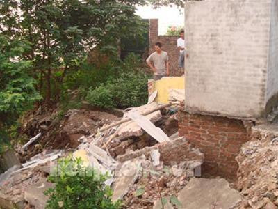 Đất lở làm sập phần tường và chân móng của một hộ dân. Ảnh : Phạm Tuyên