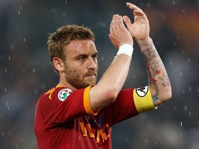 De Rossi mừng ra mặt vì vẫn ở lại với Roma thay vì đến với một MU đang khủng hoảng