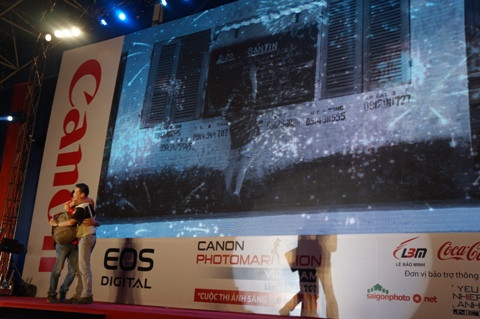 Bức ảnh giành giải đặc biệt, đây là bức ảnh thuộc chủ đề Cửa sổ