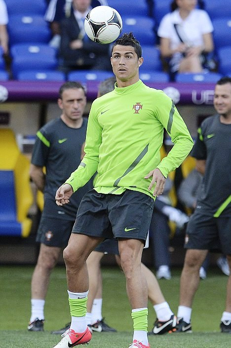 Cristiano Ronaldo nỗ lực tập luyện và tiếp tục tỏa sáng tại mùa giải Euro 2012