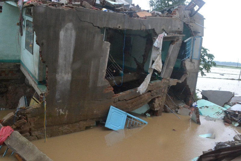 Dân An Nhơn trăng tay vì lũ quét. Ảnh Việt Hương