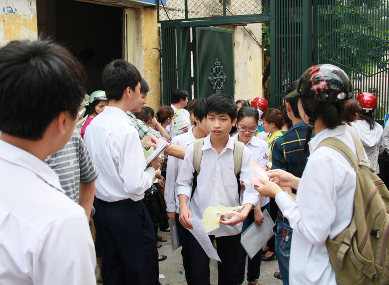 Thí sinh rời trường sau khi kết thúc buổi thi môn Văn. Ảnh: Trường Phong