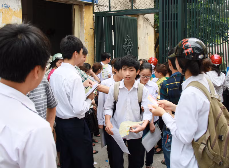 Thí sinh rời trường sau khi kết thúc buổi thi môn Văn. Ảnh: Trường Phong