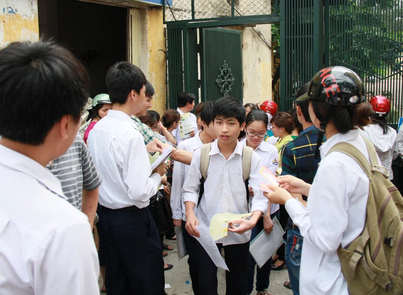 Thí sinh rời trường sau khi kết thúc buổi thi môn Văn. Ảnh: Trường Phong