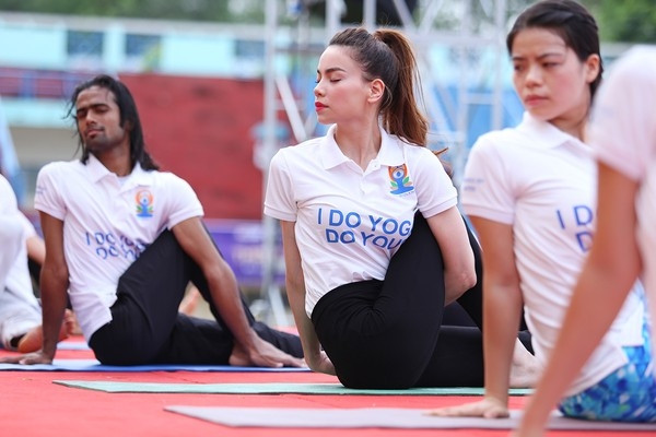 Mặc bikini 'trồng cây chuối', Hà Hồ khoe vóc dáng thanh xuân ảnh 2