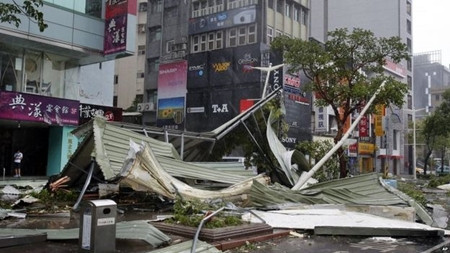 Siêu bão Soudelor nhấc bổng máy bay tại Đài Loan ảnh 6