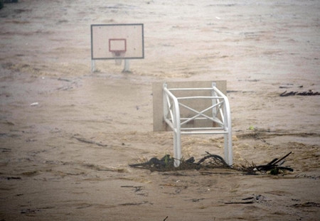 Siêu bão Soudelor nhấc bổng máy bay tại Đài Loan ảnh 4