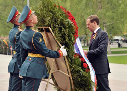 Tổng thống Nga Dmitry Medvedev dự lễ đặt vòng hoa tại mộ liệt sĩ vô danh ở bên ngoài điện Kremlin	Ảnh: Xinhua