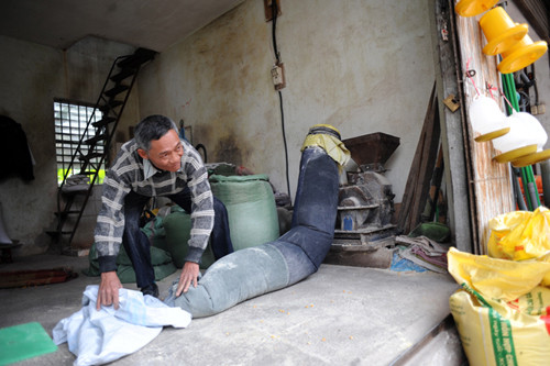 Ông Nguyển Văn Thành, 57 tuổi, đang chuẩn bị xay mẻ ngô cho người trong làng Thượng Cát. Ông Thành cho biết, cũng giống như đa số người làng, ông ủng hộ việc nơi ông sinh sống trở thành nội thành Hà Nội. Tuy nhiên, ông cho biết, cũng có những người cao tuổi không ủng hộ vì muốn giữ nguyên làng quê xưa cũ. Ảnh: Quý Đoàn