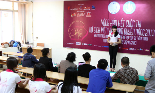 Thí sinh trả lời câu hỏi của ban giám khảo trong phần thi ứng xử