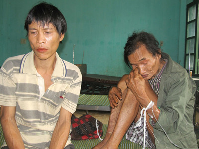 Cha con ông Hồ Văn Thanh – Hồ Văn Lang tại Trung tâm y tế huyện Tây Trà. Cha con ông Hồ Văn Thanh – Hồ Văn Lang tại Trung tâm y tế huyện Tây Trà