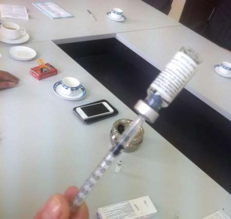 và lượng thuốc thừa được rút ra từ lọ vắc xin đã tiêm cho bé Phong. và lượng thuốc thừa được rút ra từ lọ vắc xin đã tiêm cho bé Phong