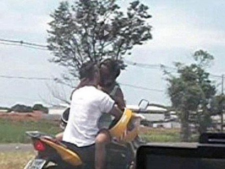 Họ hôn nhau vài phút trên đường cao tốc và vẫn tiếp tục khi ra khỏi đường này