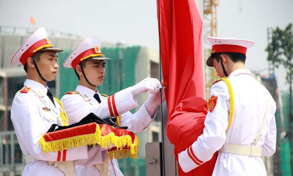 Các chiến sĩ thuộc Bộ Tư lệnh Bảo vệ Lăng tỉ mỉ trong từng động tác