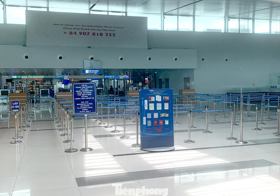 Khu vực soi chiếu an ninh, hàng rào được tạo để khách xếp hàng được nhiều, nhưng giờ không bóng người.