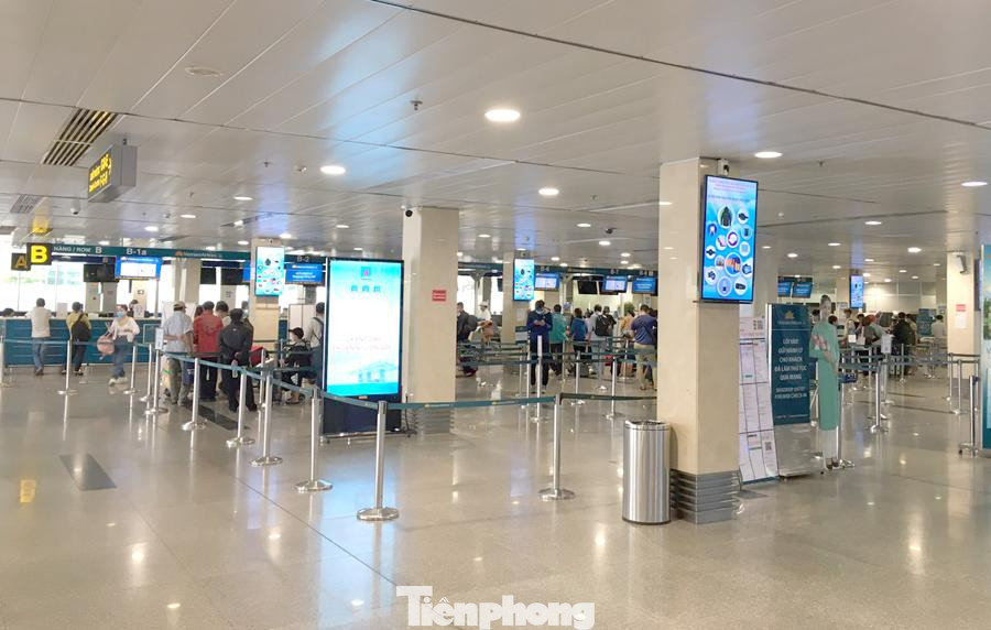 Những hình ảnh hiếm thấy tại sân bay Tân Sơn Nhất dù nay đã bước vào cao điểm du lịch hè.