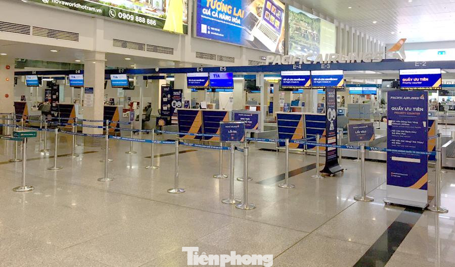 Quầy làm thủ tục lên máy bay đang mở, nhưng không có khách.