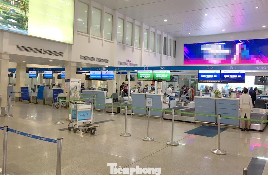 Lượng khách giảm nghiêm trọng khi dịch COVID-19 tái bùng phát, thay vì cảnh xếp hàng dài tại sân bay Tân Sơn Nhất.