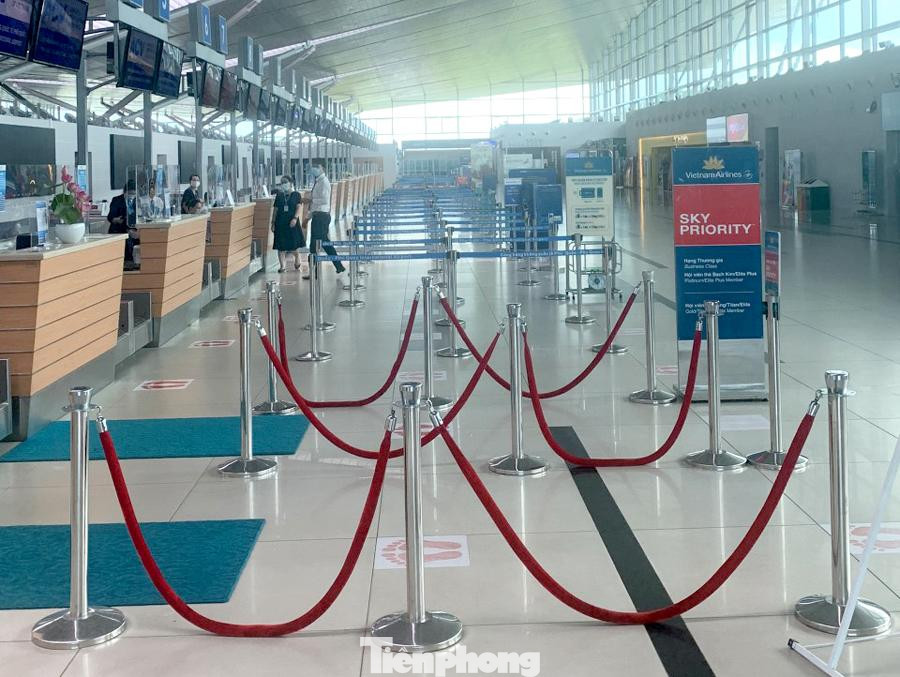 Quầy làm thủ tục lên máy bay của sân bay Phú Quốc ngày 17/5, hình ảnh dễ thấy tại các sân bay khác.