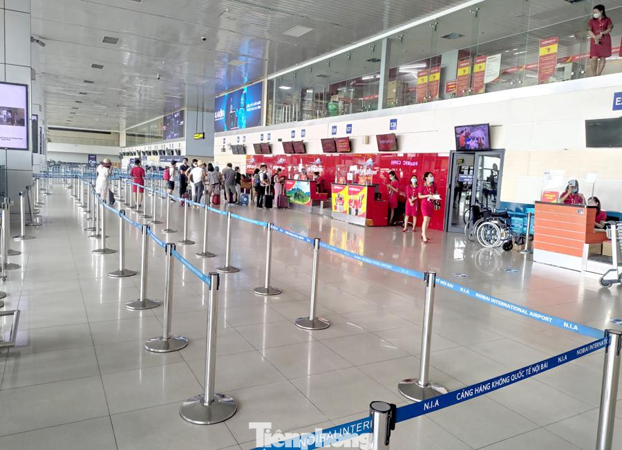 Mỗi chuyến bay cũng chỉ có vài khách. Ảnh chụp sân bay Nội Bài. Thậm chí, sảnh E sân bay này đã phải tạm dừng hoạt động do số lượng khách quá ít.