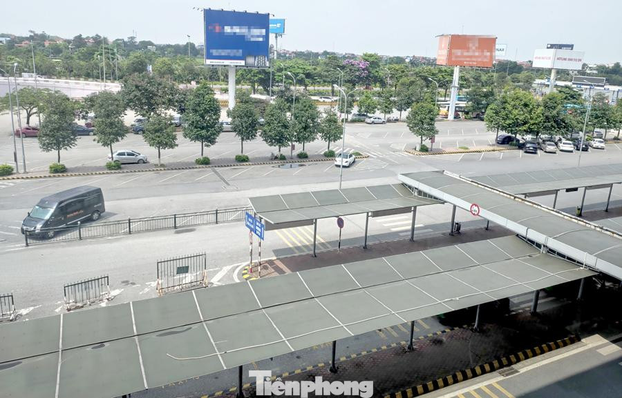 Khu vực đón khách sảnh nhà ga nội địa và bãi đỗ xe cũng chỉ còn lác đác vài xe ô tô