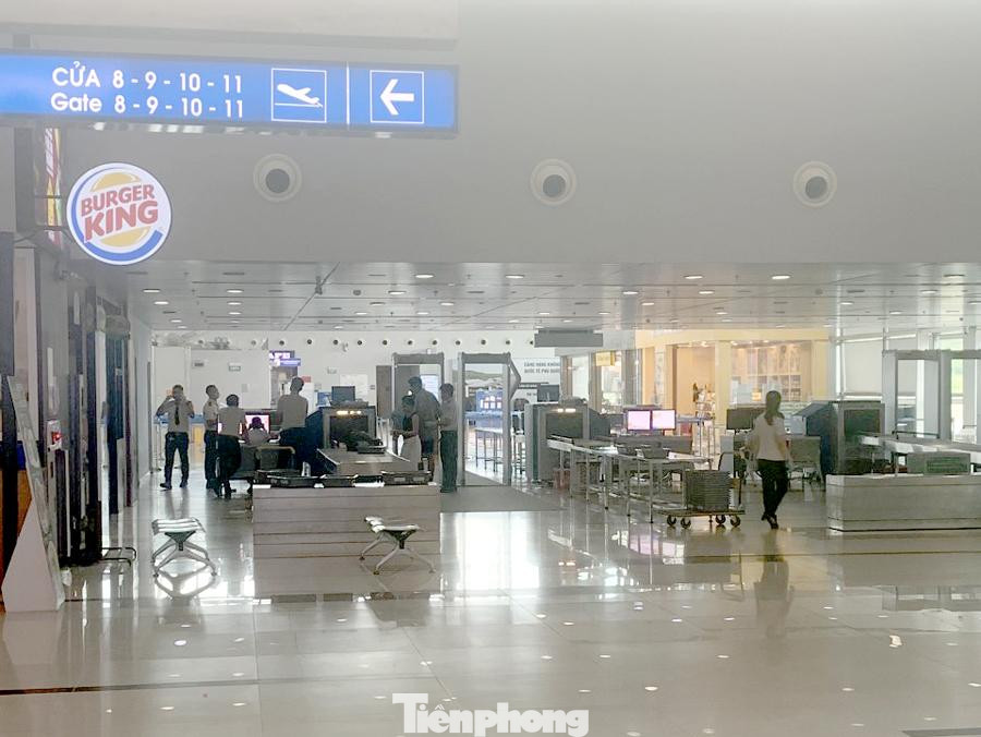 Không có khách để phải vất vả kiểm tra an ninh, nhân viên cũng chỉ biết đứng nói chuyện cho hết thời gian.