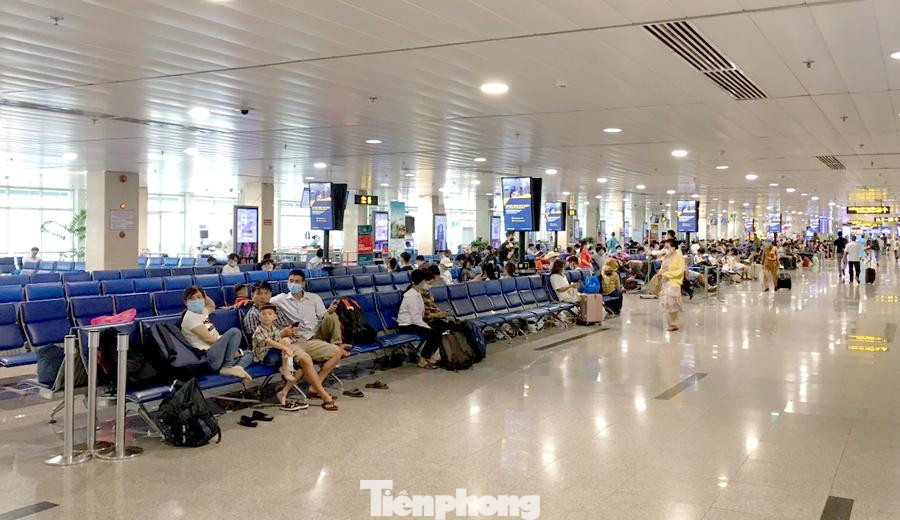 Số lượng khách ít ỏi trong khu vực cách ly đợi tới giờ lên máy bay của sân bay Tân Sơn Nhất.