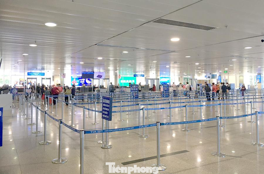 Cảnh tại khu soi chiếu an ninh sân bay Tân Sơn Nhất những ngày gần đây, chỉ vài khách làm thủ tục lên chuyến bay thay vì chen lấn thời điểm trước lễ 30/4-1/5.