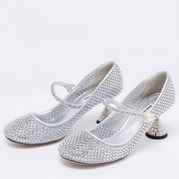 Miu Miu có một đôi Mary Janes bằng lưới được trang trí bằng đá ánh bạc hợp những cô nàng tiệc tùng.
