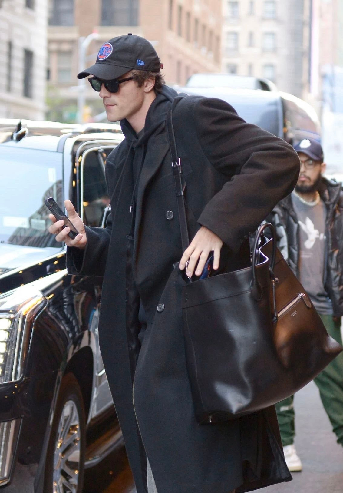 Những chiếc túi hot nhất đang được các tín đồ thời trang nam giới săn đón là túi da tối giản. Những chiếc túi hot nhất đang được các tín đồ thời trang nam giới săn đón là túi da tối giản.