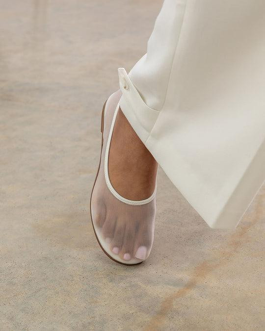 Mẫu giày lưới của The Row góp phần khiến xu hướng này nổi lên mạnh mẽ. Mẫu giày lưới của The Row góp phần khiến xu hướng này nổi lên mạnh mẽ.