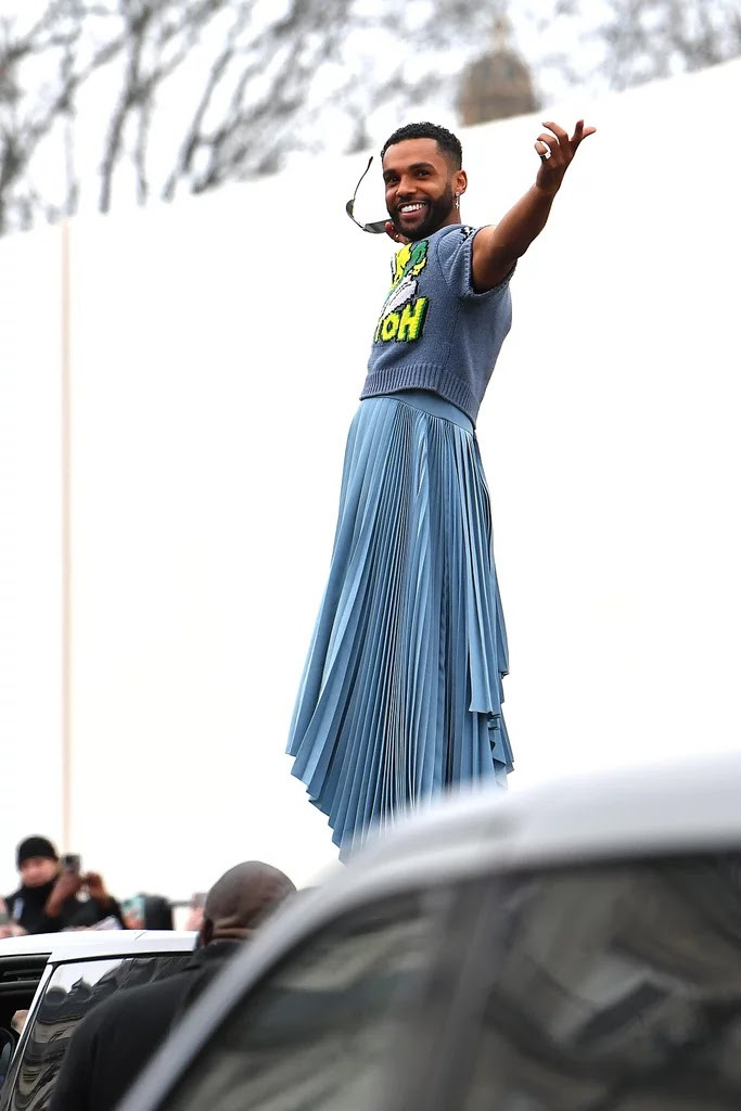 Một số ý kiến cho rằng anh trông giống như một biểu tượng thời trang, nhưng số khác lại thấy màn xuất hiện này hơi "ô dề"!