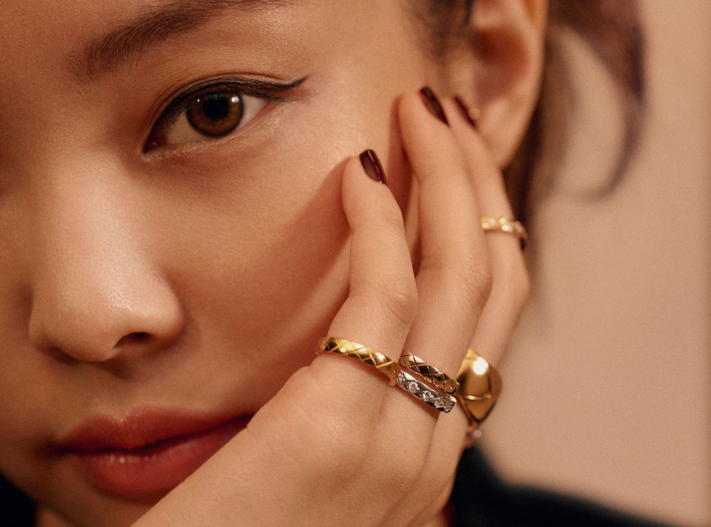 Phụ kiện ánh vàng luôn cổ điển và thanh lịch. Phụ kiện ánh vàng luôn cổ điển và thanh lịch.