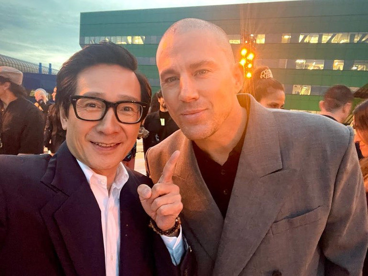 Chụp cùng trai đẹp Channing Tatum một kiểu nào!