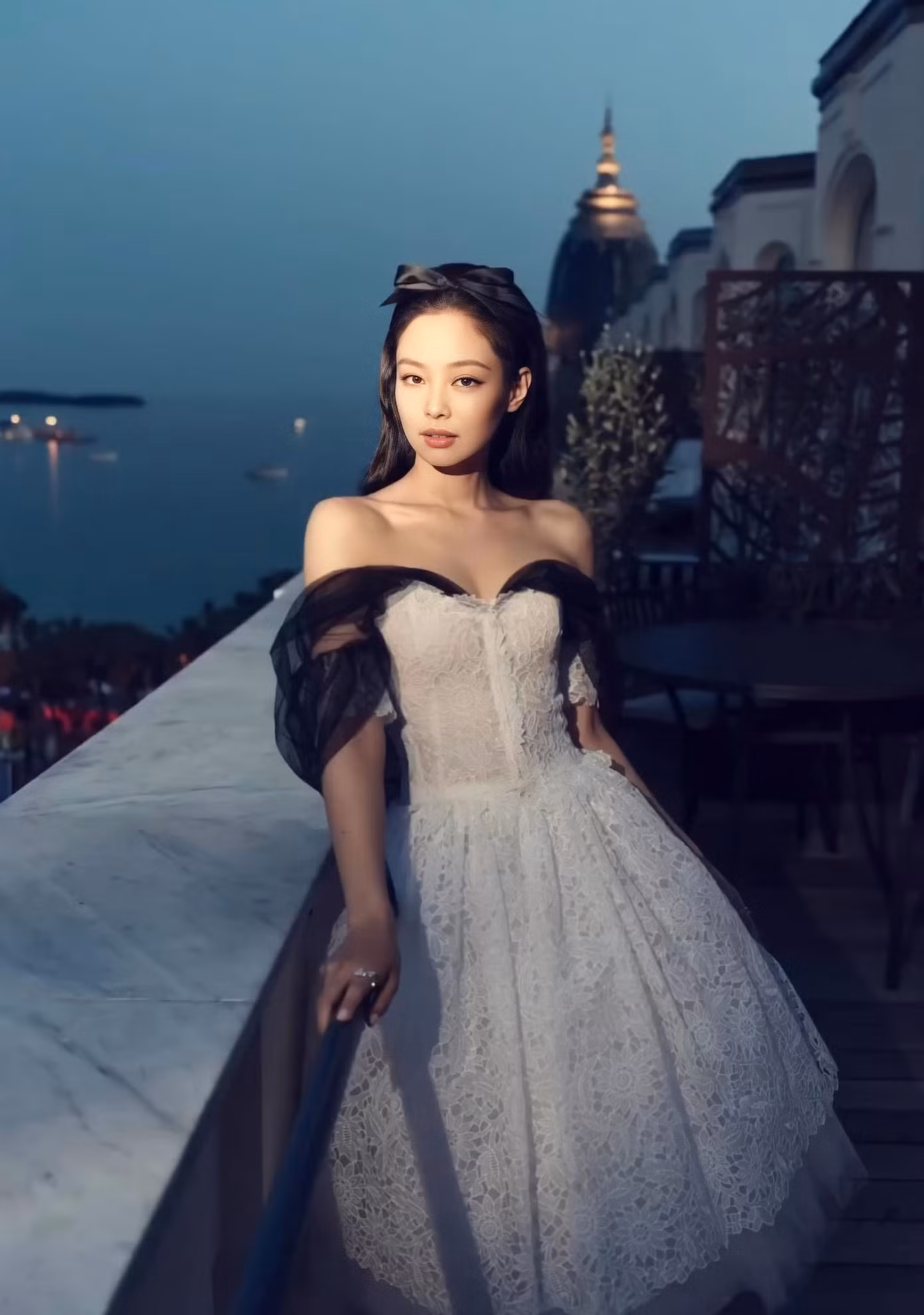 Hình ảnh kinh điển của Jennie tại ban công khách sạn Calton thì lại dịu dàng như một công chúa trong thiết kế Haute Couture của Chanel.